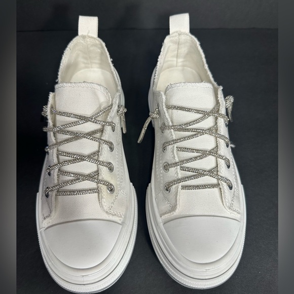 Very G Women's White Canvas Sneakers size 8 pre owned Exellent condition. - Picture 1 of 5